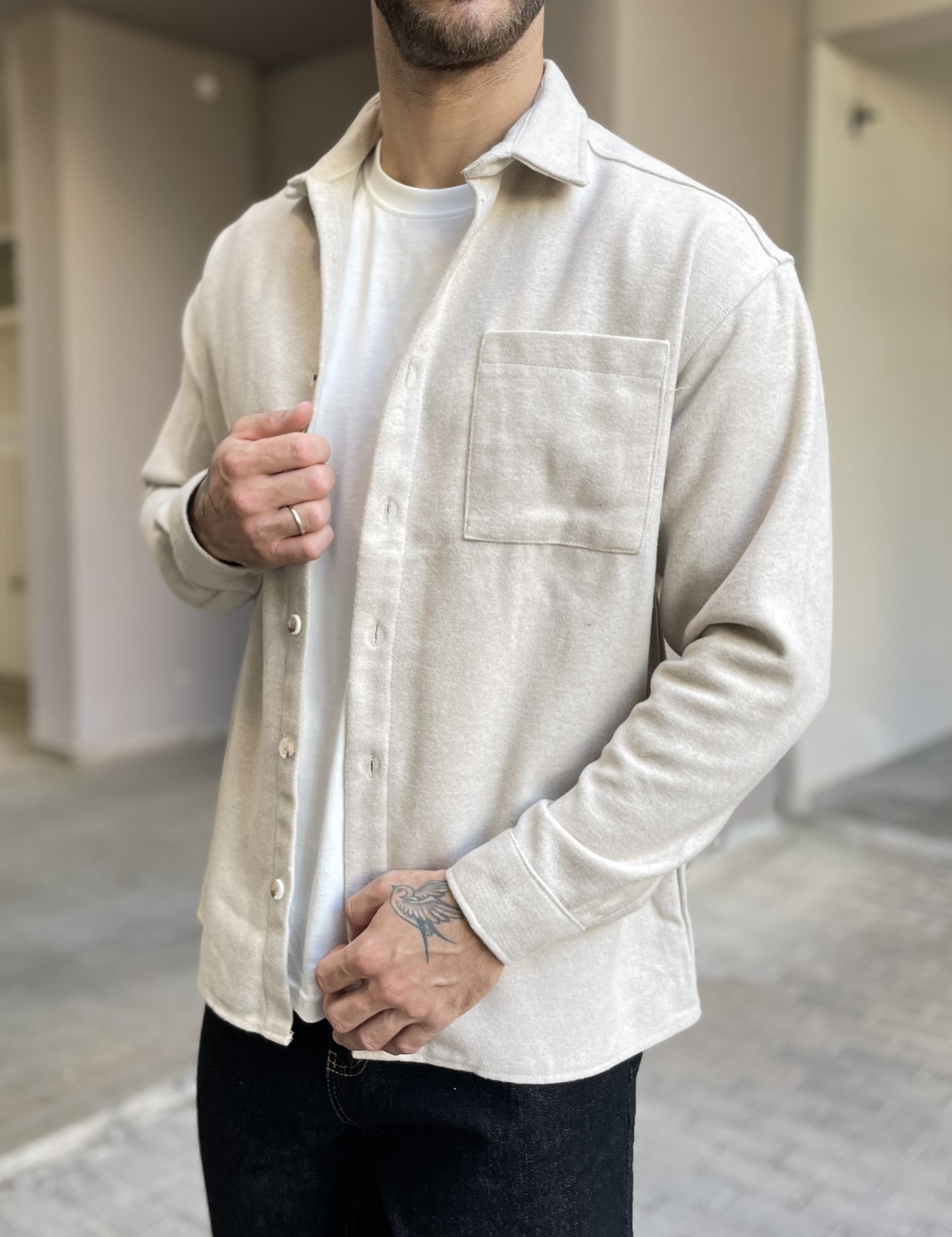 Ανδρικό μπεζ Overshirt με γιακά RMZ328B φωτογραφία